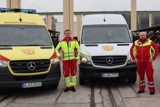 Mitarbeiter und Fahrzeuge der Krankentransport Stahl GmbH
